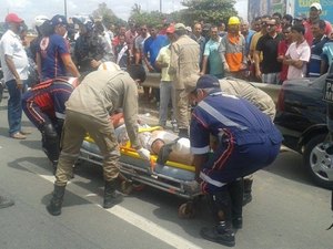 Motociclista sofre fratura na perna ao tentar pular canteiro na AL-220; veja o vídeo