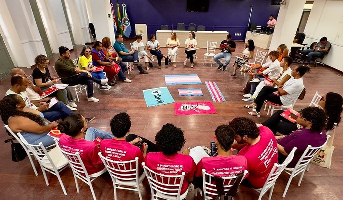 Teca Nelma articula reunião na Câmara contra projeto de lei que proíbe transição de gênero em Maceió