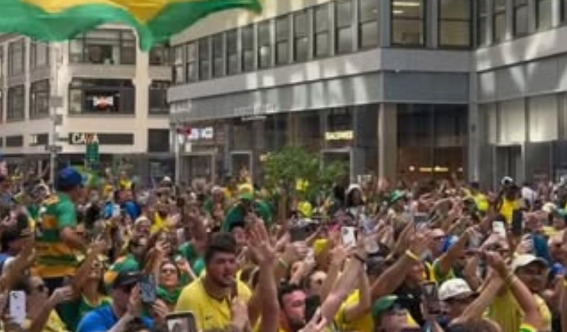 Torcida brasileira toma conta da Times Square antes de estreia da seleção