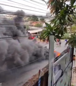 Protesto na Ladeira Geraldo Melo paralisa o trânsito em Maceió nesta segunda-feira (19)