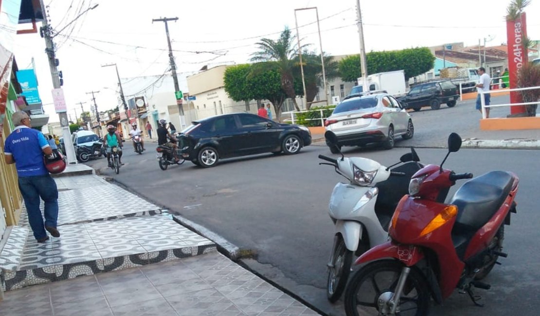 Carro estacionado no meio da rua causa transtornos em Arapiraca