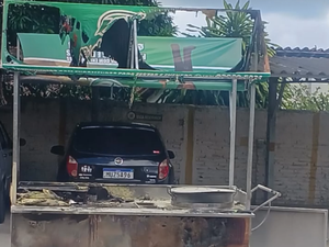 Botijão de gás de carrinho de milho explode e atinge veículo no Centro de Arapiraca