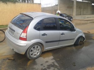 Em Arapiraca, carro cai em boca de lobo sem tampa