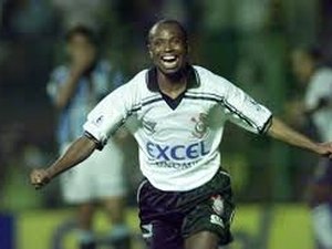 Ex-jogador Edilson Capetinha é preso por não pagar pensão de R$ 430 mil