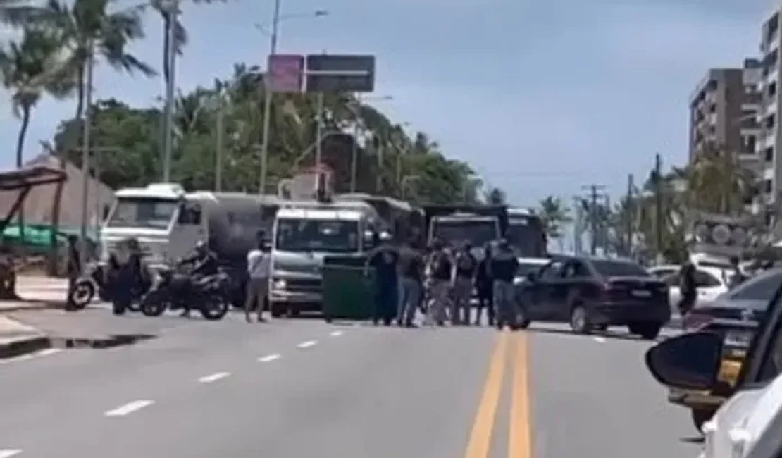 Funcionários da BRA bloqueiam avenida na Jatiúca em protesto contra atraso salarial
