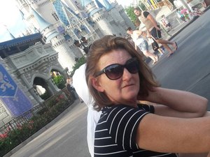 Doméstica que foi à Disney duas vezes diz ter economizado dinheiro por 3 anos