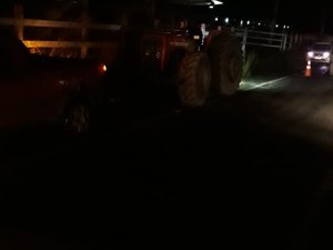 Trator colide em carro e deixa uma pessoa ferida, na AL 115 