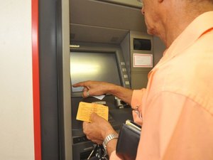 Bancos abrem de manhã na véspera do Natal