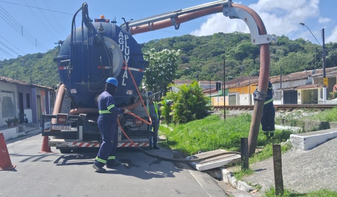 Mutirão de limpeza desobstrui drenagem e reduz risco de alagamentos em Fernão Velho