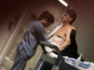 Carlos publica foto de Bolsonaro no hospital: “Estado muito delicado”