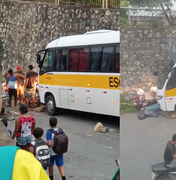 Ônibus escolar desce ladeira sem motorista e assusta moradores em Ipioca