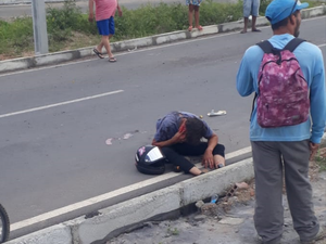 Homem monitorado por tornozeleira eletrônica fica ferido em acidente de moto em Arapiraca