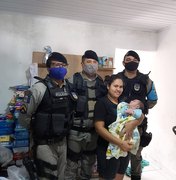 Recém-nascido recebe visita dos “padrinhos” militares em Maceió