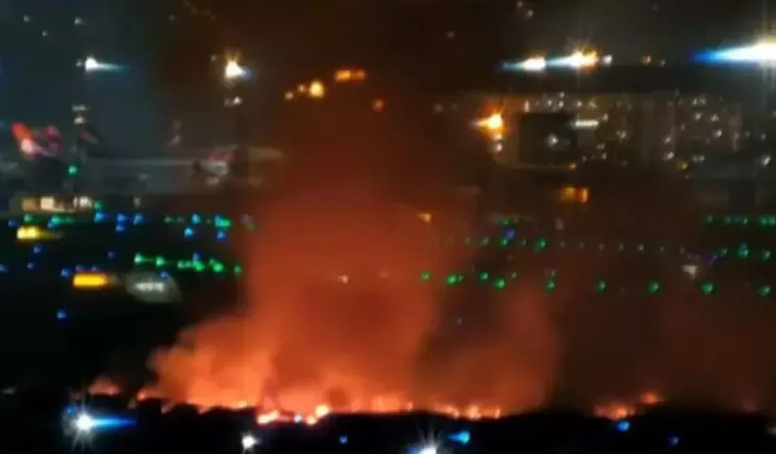 Piloto faz pouso de emergência após motor de avião explodir durante decolagem