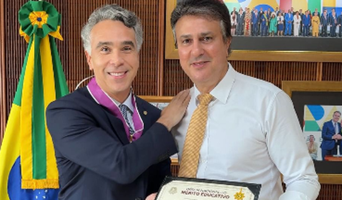 Deputado Rafael Brito recebe a maior honraria da educação brasileira