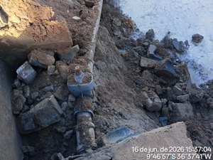 Casal atribui falta de água em conjunto habitacional de Arapiraca a obras de macrodrenagem