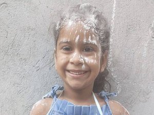 Criança de 6 anos comemora aprovação em concurso