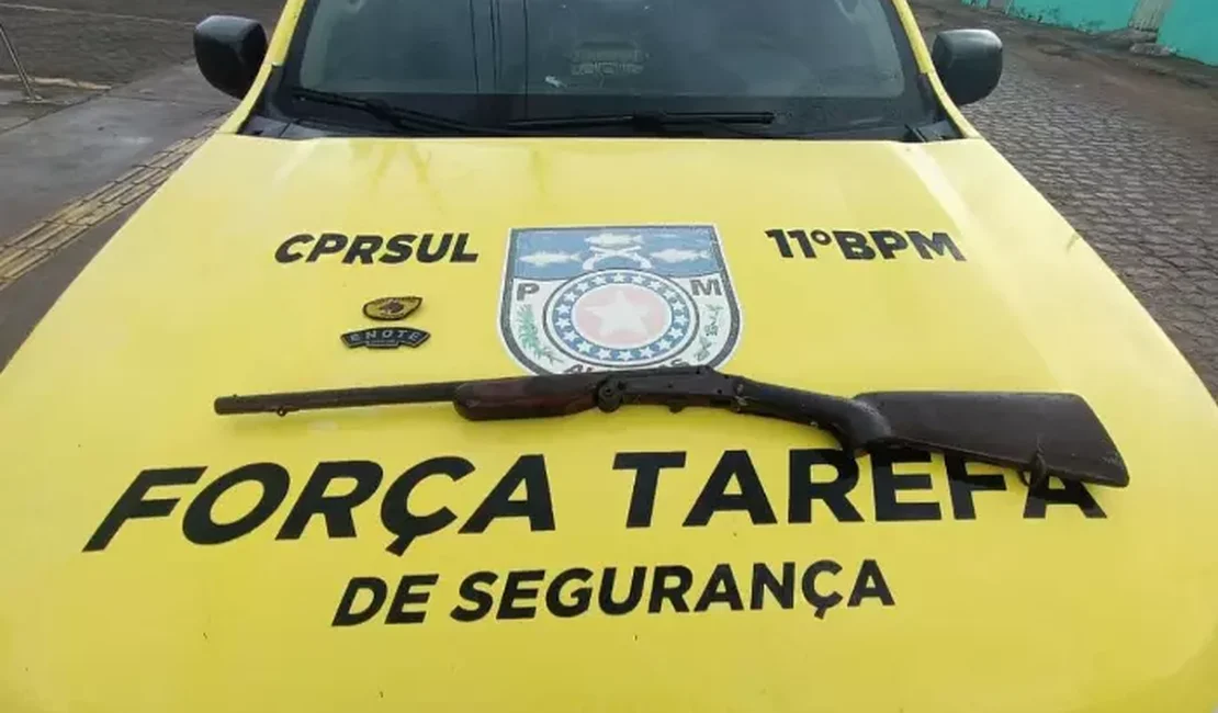 Em Penedo, suspeitos fogem ao perceber presença da polícia e deixam espingarda para trás