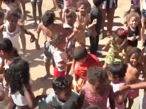 [Vídeo] Estrela Brasil promove ação social no Dia da Criança na comunidade Quati