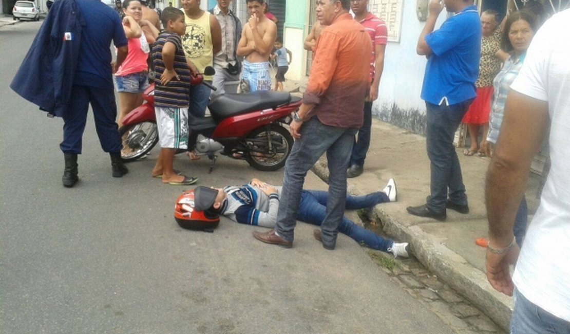 Carreta derruba fios telefônicos e fere motociclista em Arapiraca
