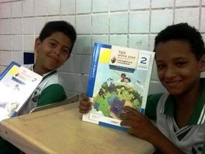 Alunos de Arapiraca recebem livros do programa para prevenção da violência