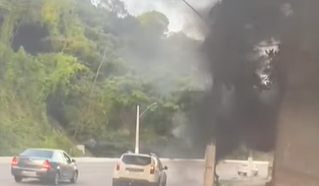 [Vídeo] Incêndio atinge vegetação na Ladeira Geraldo Melo, em Maceió