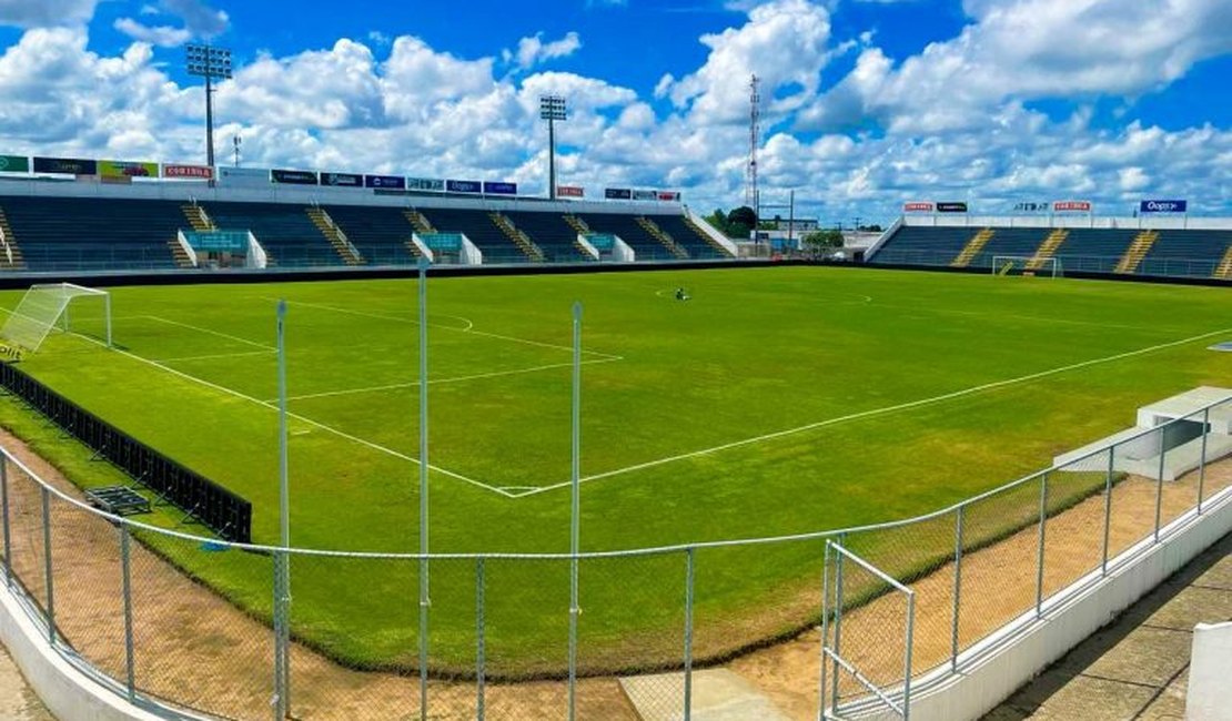 Equipe de esporte avalia manutenção do estádio municipal de Arapiraca