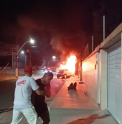 [Vídeo] Carro pega fogo após colidir contra muro de residência em Penedo