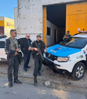 [Vídeo] Operação de combate a fraudes fiscais cumpre mandados em galpão e condomínio de luxo em Arapiraca