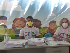 Governo entrega primeiros 500 cartões do programa Criança Alagoana