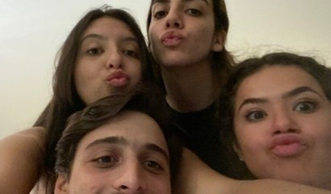 Maisa Silva aparece em foto com amigos após incêndio em apartamento: 'Vivos e juntos'