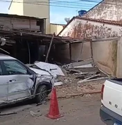 Caminhão compactador de lixo colide contra carro e residência em Maragogi