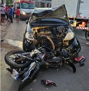 Colisão entre carro e motocicleta deixa jovem com fratura exposta em Arapiraca