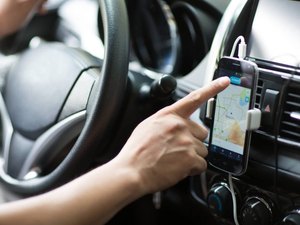 Dupla é presa após roubar celular de motorista de aplicativo 