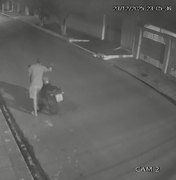 [Vídeo] Motocicleta é roubada em frente a residência no bairro Alto do Cruzeiro, em Arapiraca