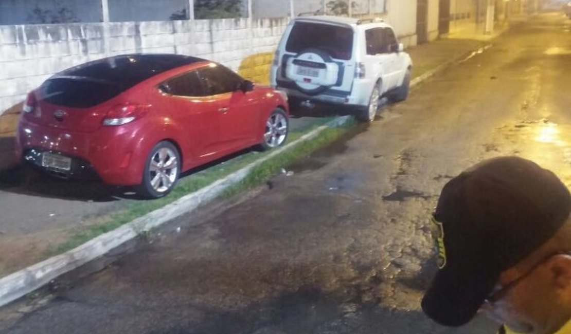 Operação Bares flagra veículos estacionados irregularmente sobre passeio público