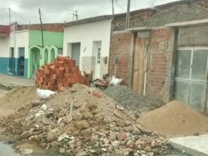 Material de construção prejudica passeio público