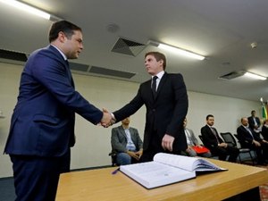 Governador reforça foco no primeiro emprego ao empossar novo secretário do Trabalho e Emprego