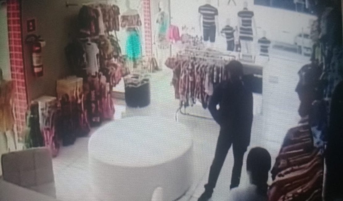 [Vídeo] Homem  é flagrado praticando assalto em loja de Palmeira dos Índios