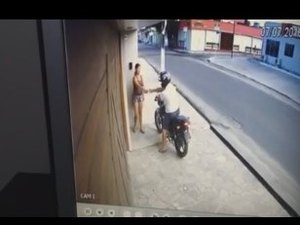 De capacete, motociclista armado assalta mulher na porta de residência e leva celular