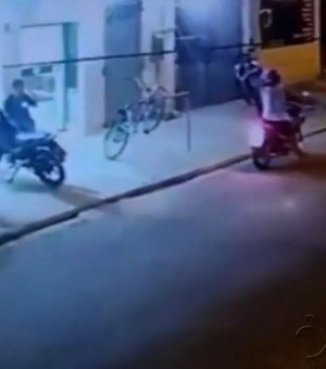 Vídeo mostra dupla armada assaltando barbearia no Vigalle Campestre