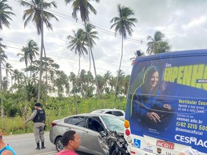 Motociclista tenta desviar de acidente com ônibus, cai e fica ferido na AL-101 Norte