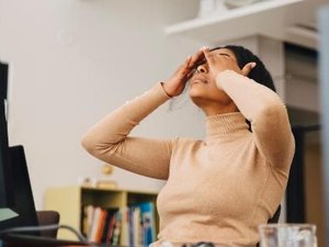 Mulher assiste a pornô gay e descobre que marido é um dos atores do filme