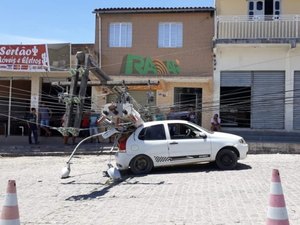 Poste é derrubado por caminhão e cai sobre um segundo veículo