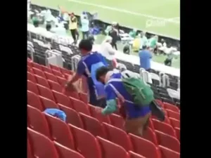 Torcedores japoneses são flagrados recolhendo lixo em jogo da Copa do Mundo