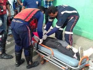 Jovem fratura perna ao colidir contra moto do SAMU