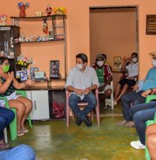 Líderes do bairro Mutirão mostram a Sebastião de Jesus situação de abandono na comunidade