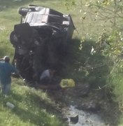 Condutor perde controle de Van, veículo cai de ponte e mata cobrador no Agreste