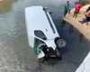 [Vídeo] Van cai de ponte após colidir com carro na AL-101 Norte, em Maceió