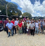 Alfredo Gaspar entrega 11 tratores para fortalecer a agricultura familiar em Alagoas